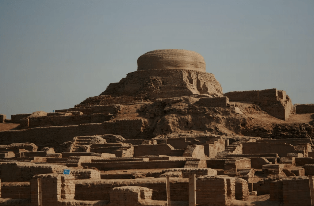 pirámides como las de la antigua civilización del Valle del Indo en lugares como Mohenjo-Daro y Harappa