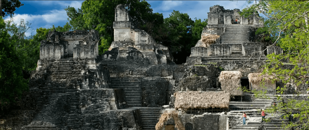 Piramides Teotihuacán en México y Tikal en Guatemala