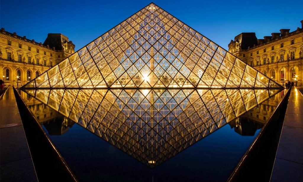 la Pirámide de Cristal del Louvre